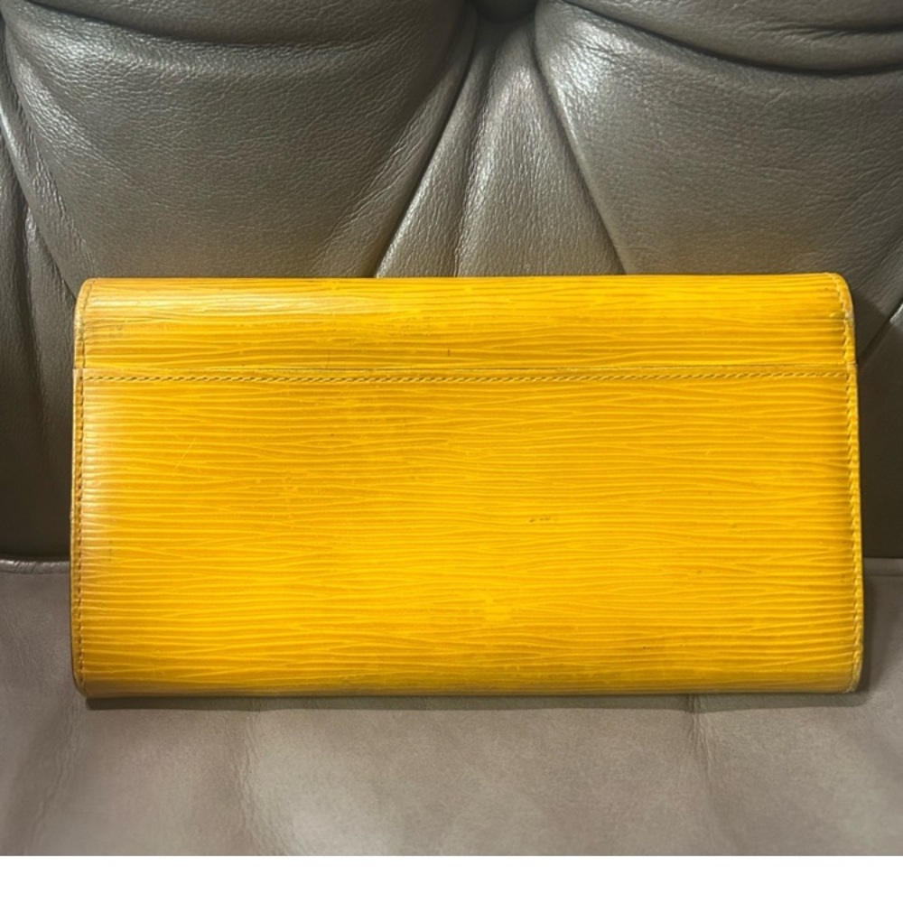 Louis Vuitton™ Yellow Wallet | Vintage - Picture 2 of 11